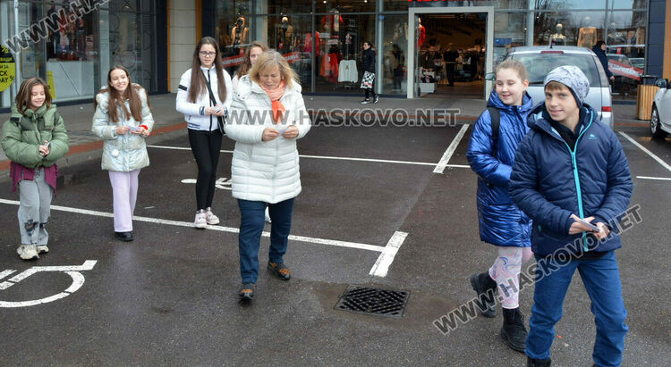 Представители на най-новото читалище „Светлина 2024“ зарадваха хасковлии с картички за Коледа