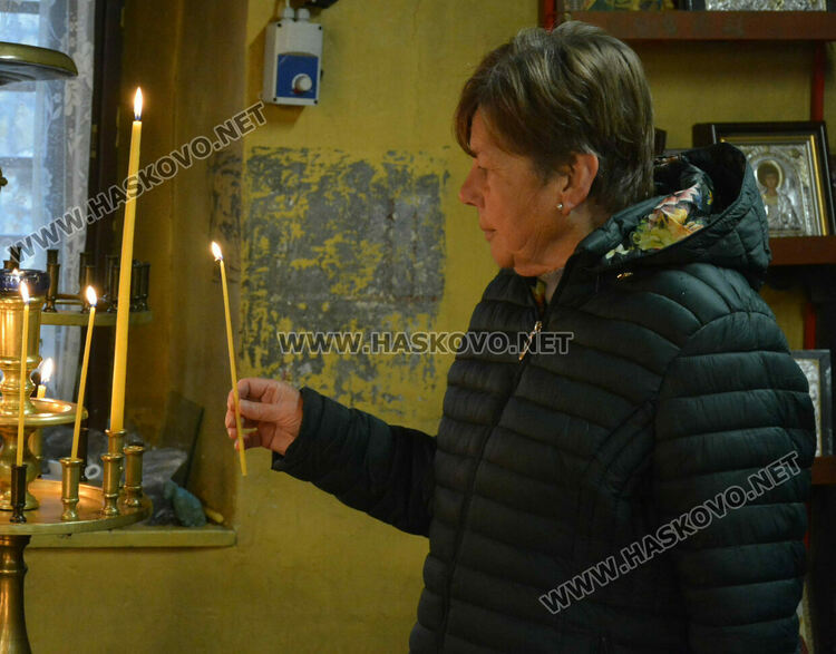 Рождевственска света литургия в църквата „Св. Архангели Михаил и Гавраил“ в Хасково