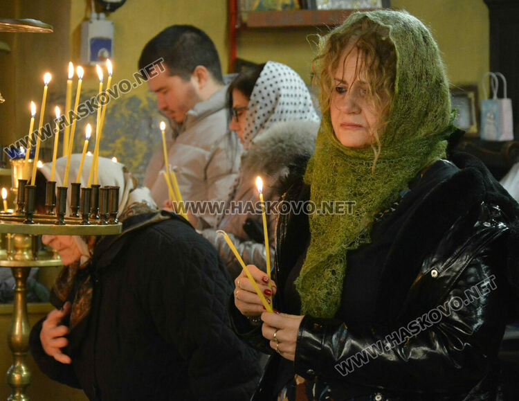 Рождевственска света литургия в църквата „Св. Архангели Михаил и Гавраил“ в Хасково