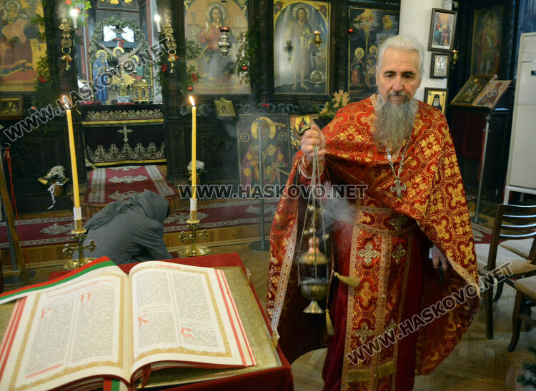 Рождевственска света литургия в църквата „Св. Архангели Михаил и Гавраил“ в Хасково