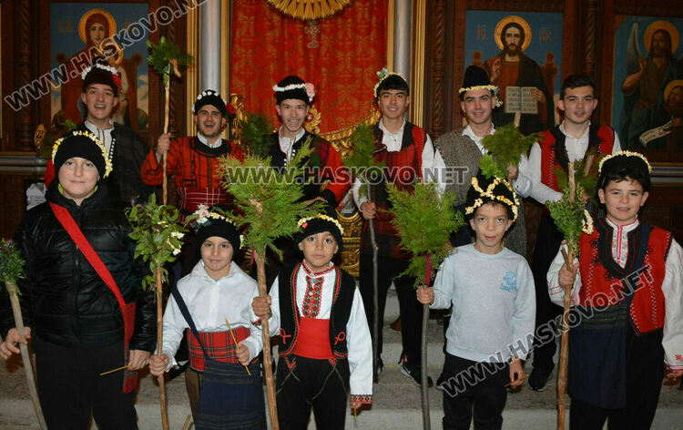 Коледари от Узунджово наричаха за здраве