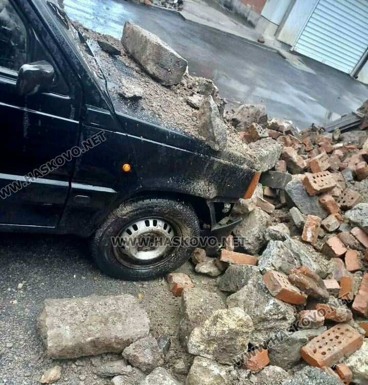 Стена на постройка рухна и затрупа кола в Хасково