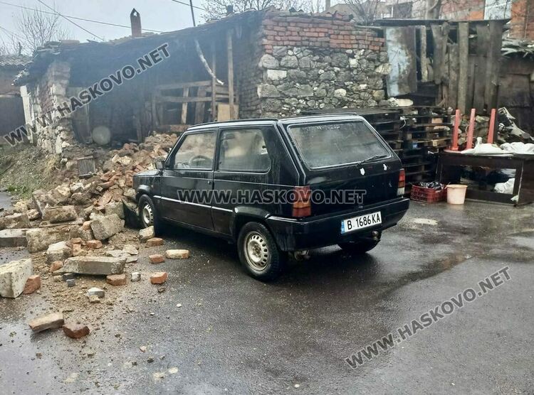 Стена на постройка рухна и затрупа кола в Хасково