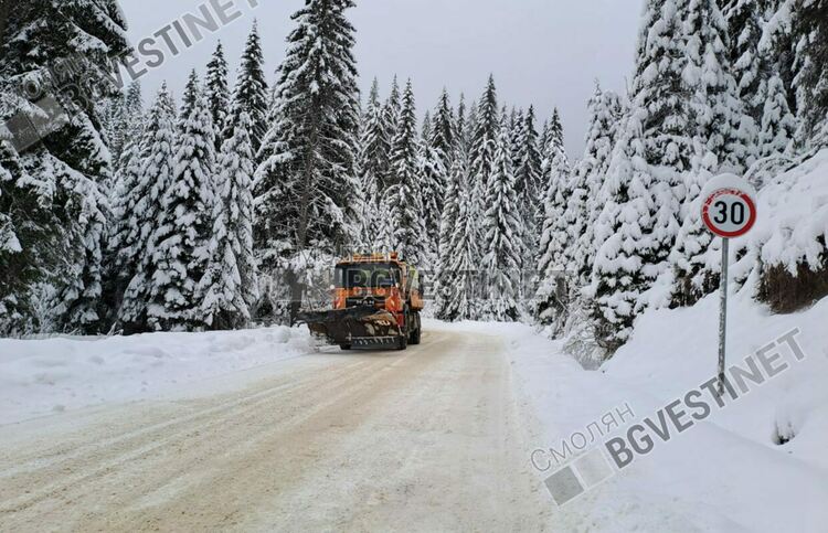 Отпадна ограничението за прохода “Рожен”, 50 машини разчистват пътищата в Смолянско