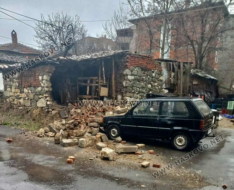 Стена на постройка рухна и затрупа кола в Хасково