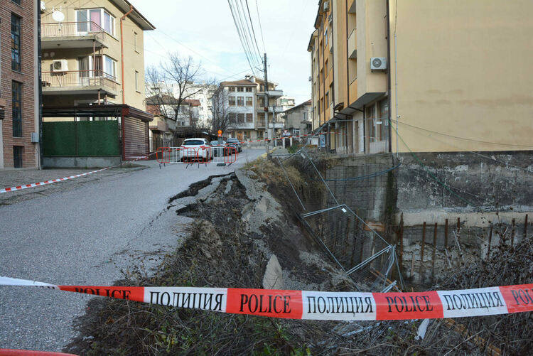 ДНСК провериха пропадналата улица в кв. „Бадема“ в Хасково