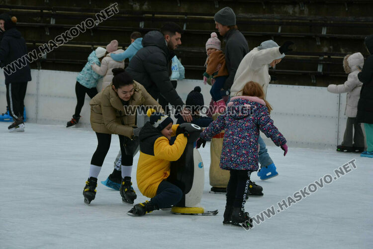Опашки на ледената пързалка в Хасково 