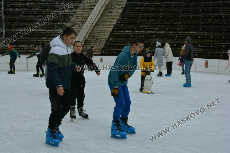 Опашки на ледената пързалка в Хасково 