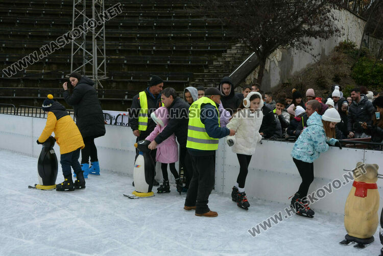 Опашки на ледената пързалка в Хасково 