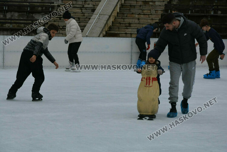 Опашки на ледената пързалка в Хасково 