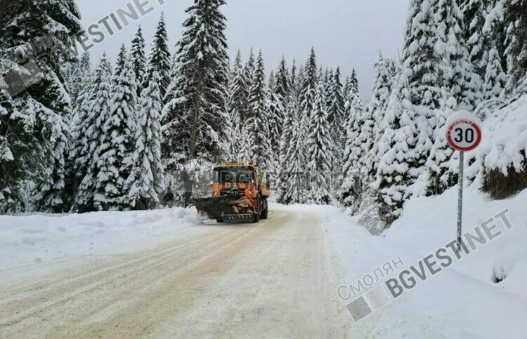 Остава в сила ограничението за движение на товарни автомобили  през прохода Превала.