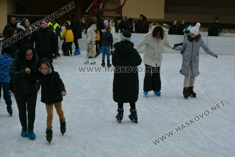 Опашки на ледената пързалка в Хасково 