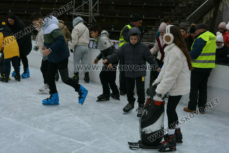 Опашки на ледената пързалка в Хасково 