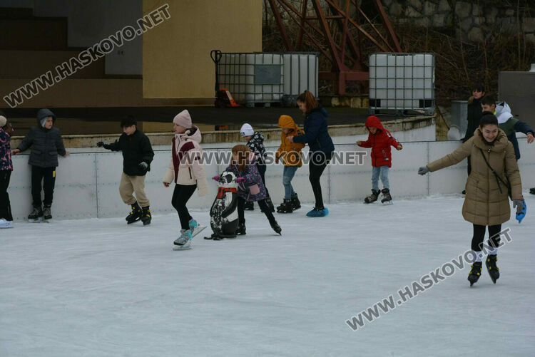 Опашки на ледената пързалка в Хасково 
