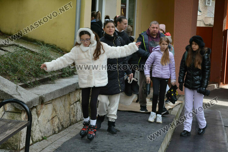 Опашки на ледената пързалка в Хасково 