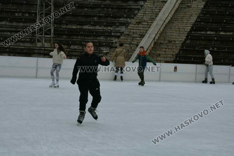 Опашки на ледената пързалка в Хасково 