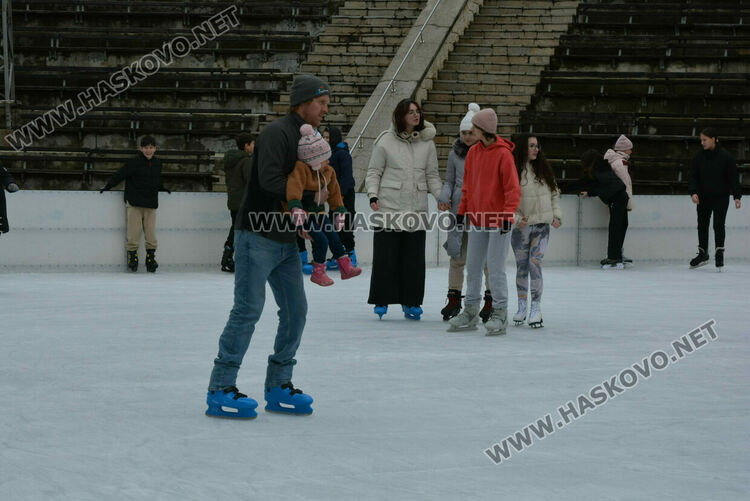Опашки на ледената пързалка в Хасково 