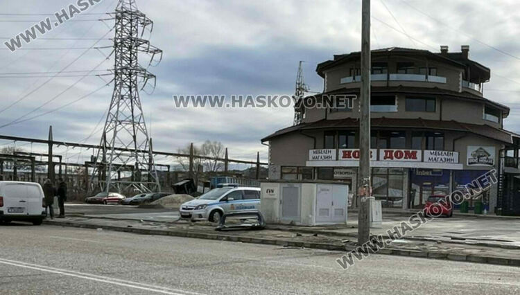 Двама души са с опасност за живота след катастрофа в Хасково