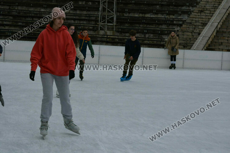 Опашки на ледената пързалка в Хасково 