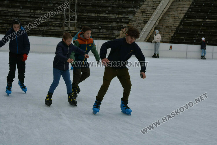 Опашки на ледената пързалка в Хасково 