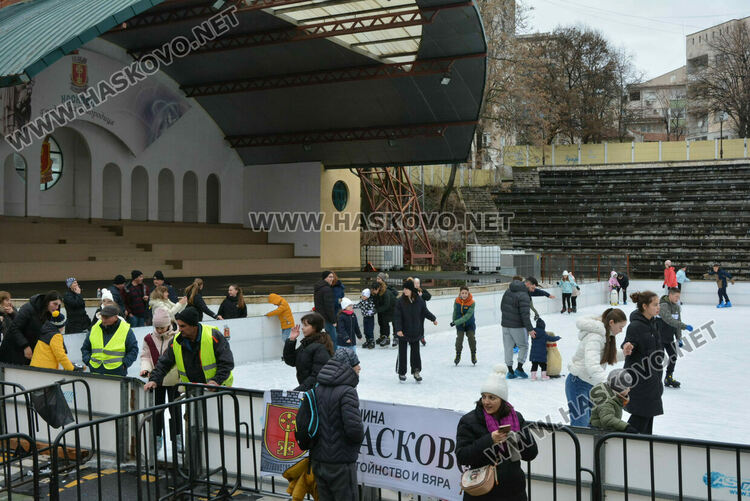 Опашки на ледената пързалка в Хасково 