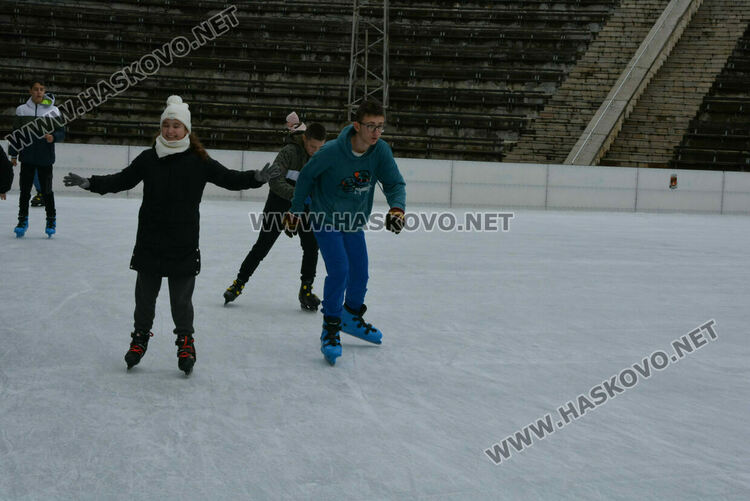 Опашки на ледената пързалка в Хасково 