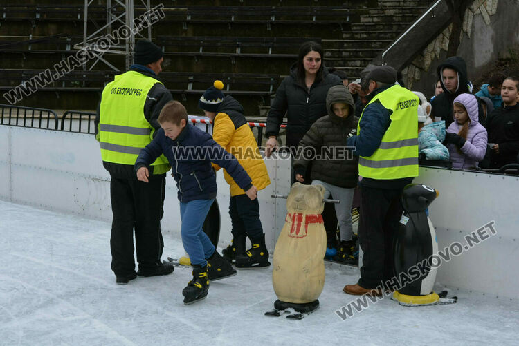 Опашки на ледената пързалка в Хасково 