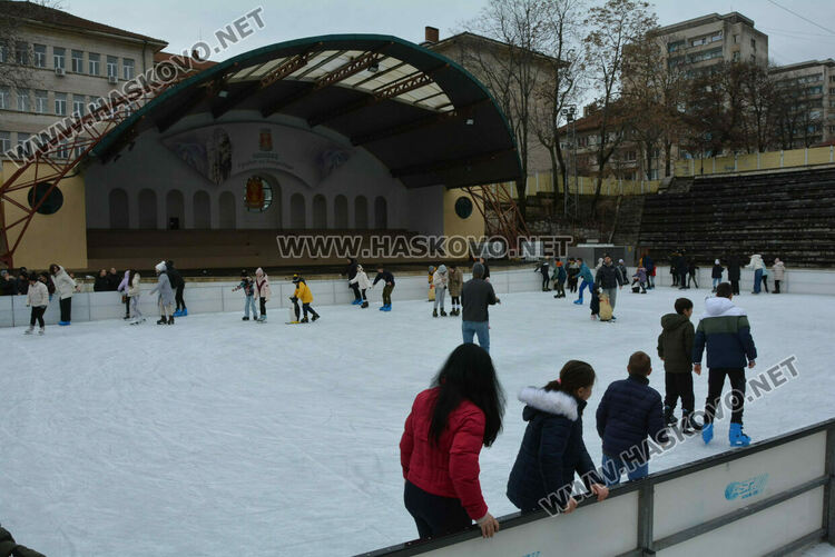 Опашки на ледената пързалка в Хасково 