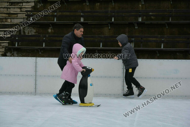 Опашки на ледената пързалка в Хасково 