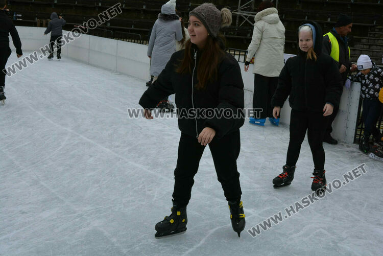 Опашки на ледената пързалка в Хасково 