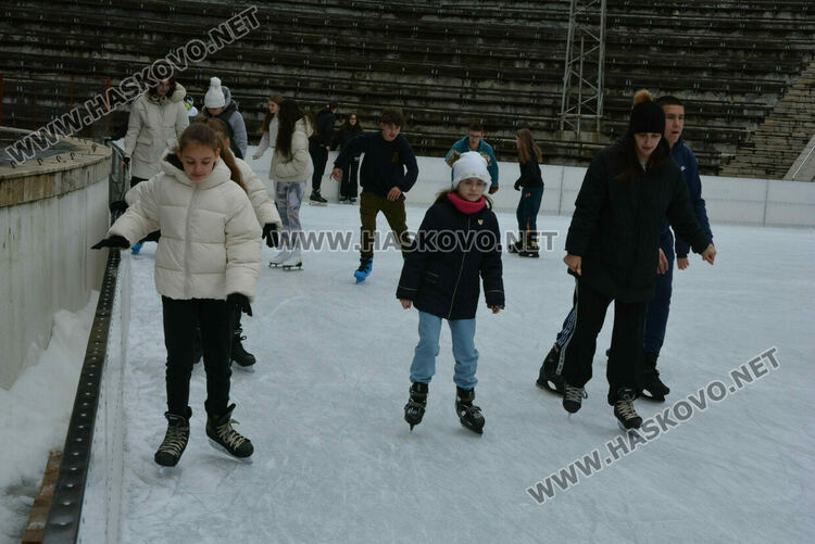 Опашки на ледената пързалка в Хасково 