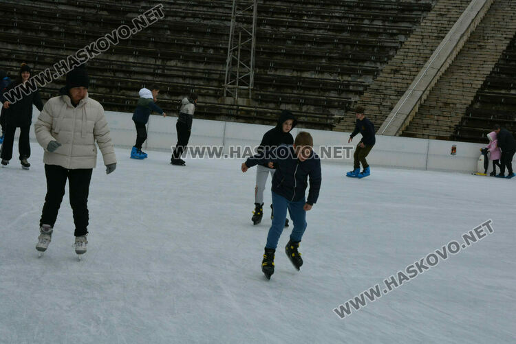 Опашки на ледената пързалка в Хасково 