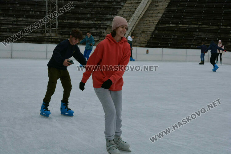 Опашки на ледената пързалка в Хасково 