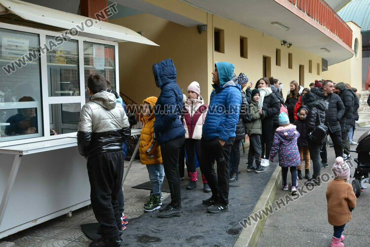Опашки на ледената пързалка в Хасково 