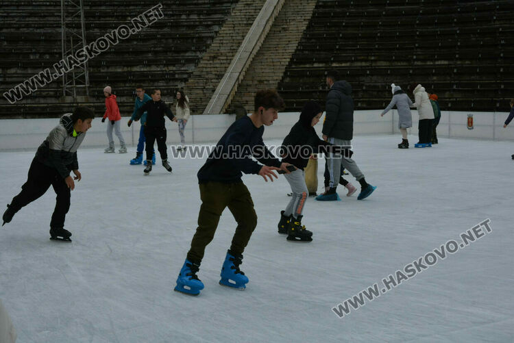 Опашки на ледената пързалка в Хасково 