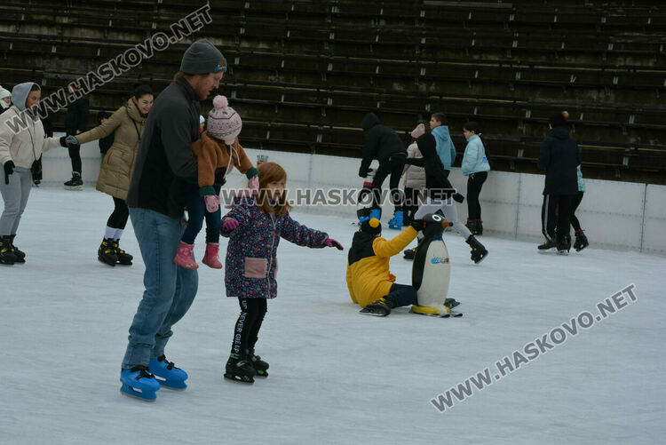 Опашки на ледената пързалка в Хасково 