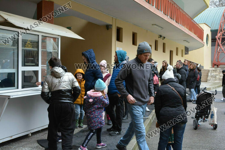 Опашки на ледената пързалка в Хасково 