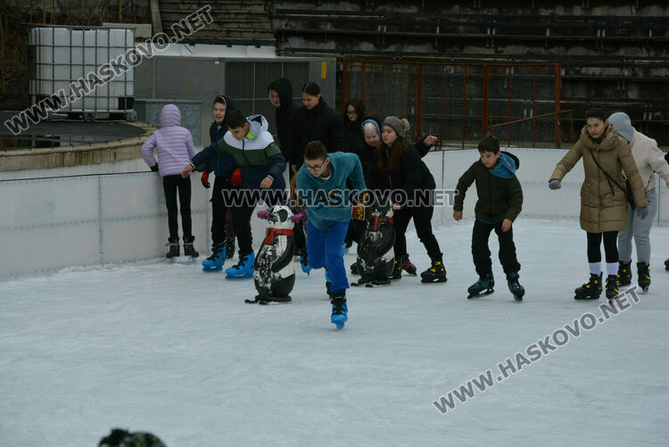 Опашки на ледената пързалка в Хасково 