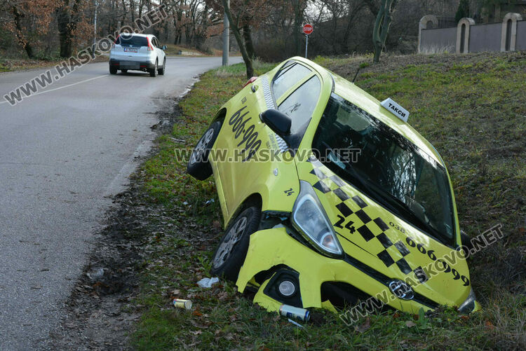 Такси катастрофира в района на Кенана, шофьорът е в болница 