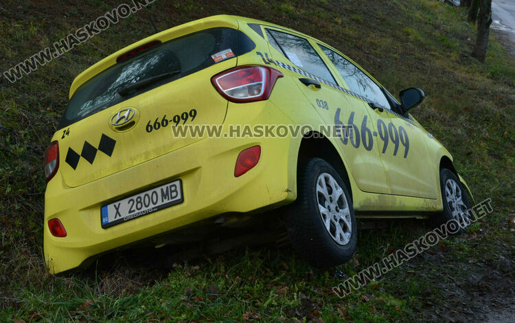 Такси катастрофира в района на Кенана, шофьорът е в болница 