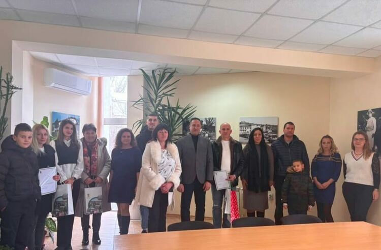 Кметът Кирил Стоев награди участниците в конкурса за „Най-красива външна коледна украса“