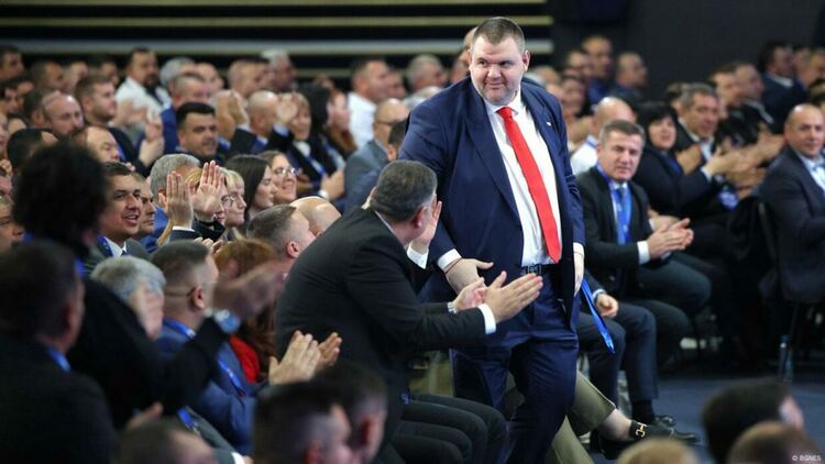 „Ако кризата продължи, може да се стигне до отнемане на лицензите на дружествата“, заплаши Пеевски.