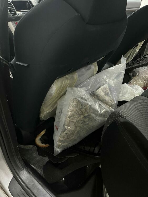 Двама души са задържани за 32 кг марихуана