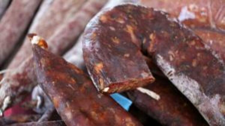 Преди Нова година: Жена се опита да задигне луканки и пастърми от голям магазин