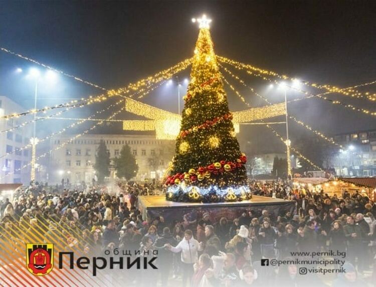 В последния ден на 2024 година Перник ще отбележи настъпването на новата година с празнични събития, изпълнени с музика и настроение