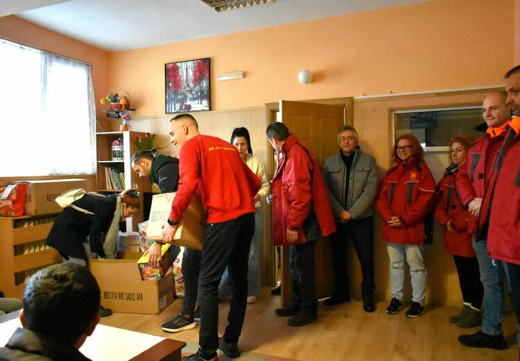 ДФ "Асеневци" и техни приятели направиха подаръци на деца от Нареченски бани