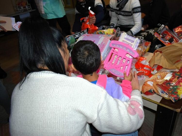 ДФ "Асеневци" и техни приятели направиха подаръци на деца от Нареченски бани