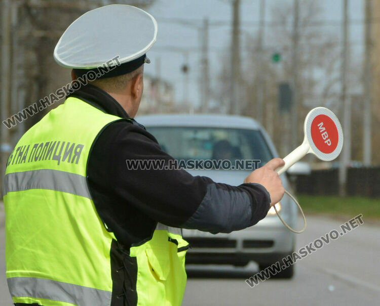 Хванаха двама пияни шофьори и контрабандни цигари