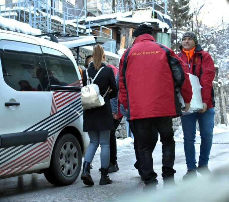 ДФ "Асеневци" и техни приятели направиха подаръци на деца от Нареченски бани
