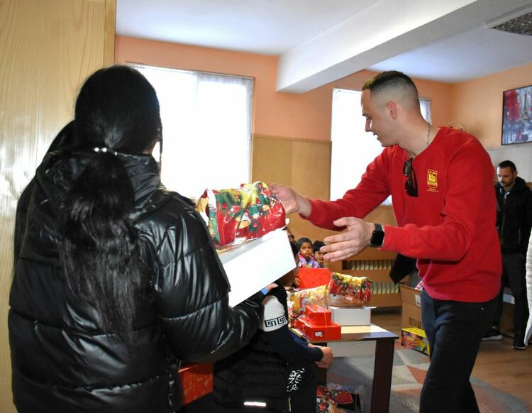 ДФ "Асеневци" и техни приятели направиха подаръци на деца от Нареченски бани